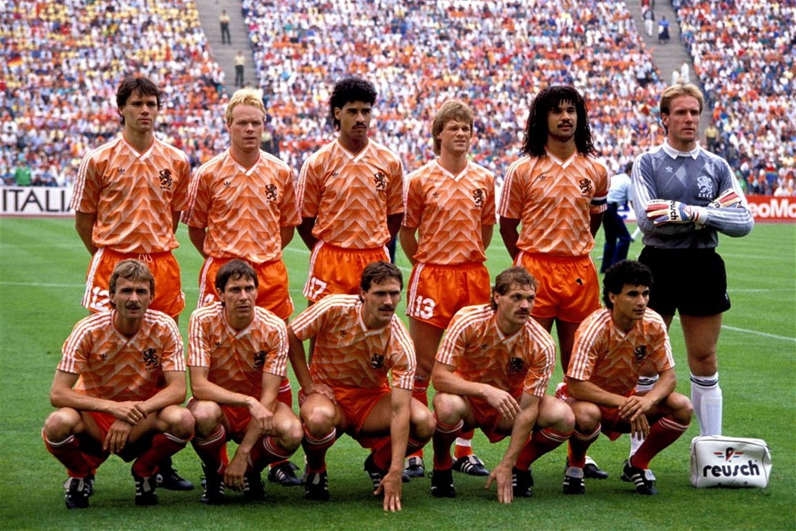 Blind vertrouwen camouflage Email Oranje-tenue 1988 eindigt als tweede bij BBC-verkiezing: 'Wát een shirt' -  Voetbal International