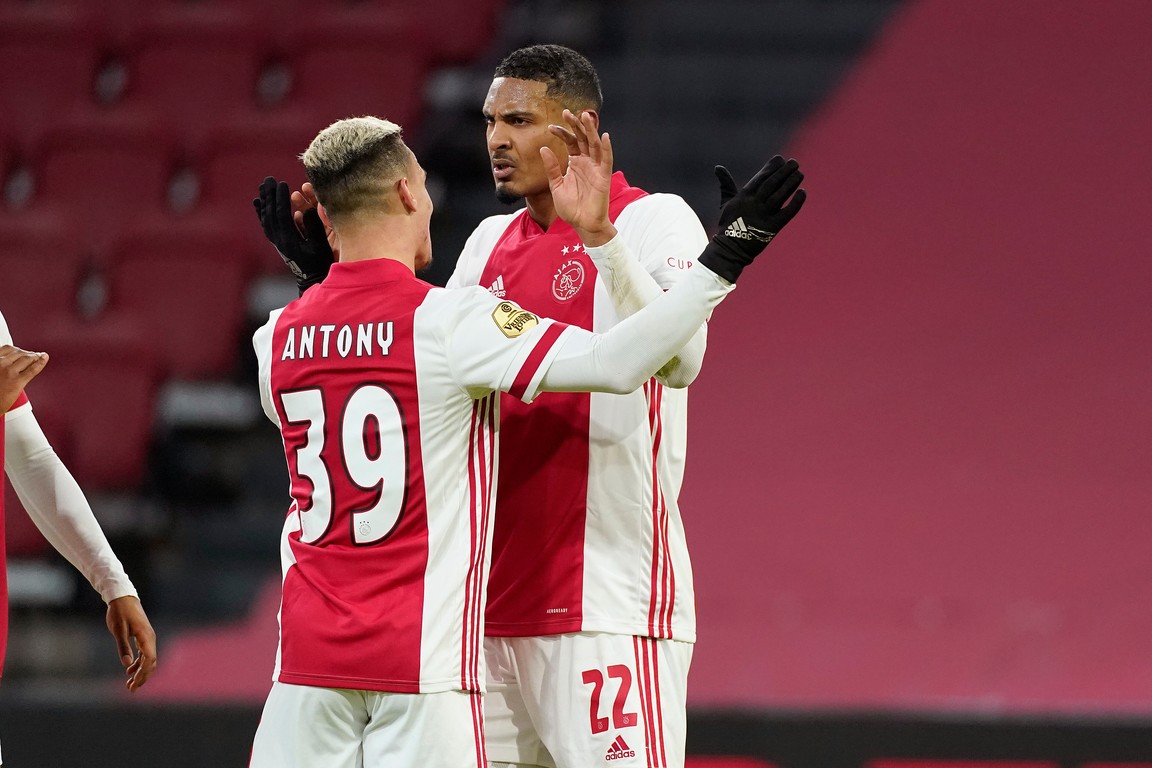 Leraar op school Kaal Simuleren Ajax zet streep onder horrorweek en stoot PSV uit de beker - Voetbal  International