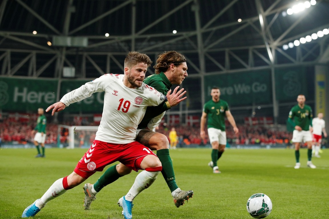 Сборная Ирландии по футболу на евро 2020. Форма сборной Дании по футболу. Сборная Ирландии на конференции.