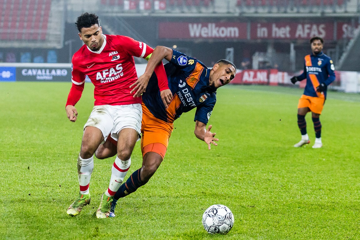 AZ-invaller Gudmundsson vernietigt dolend Willem II na hulp van de VAR Voetbal International