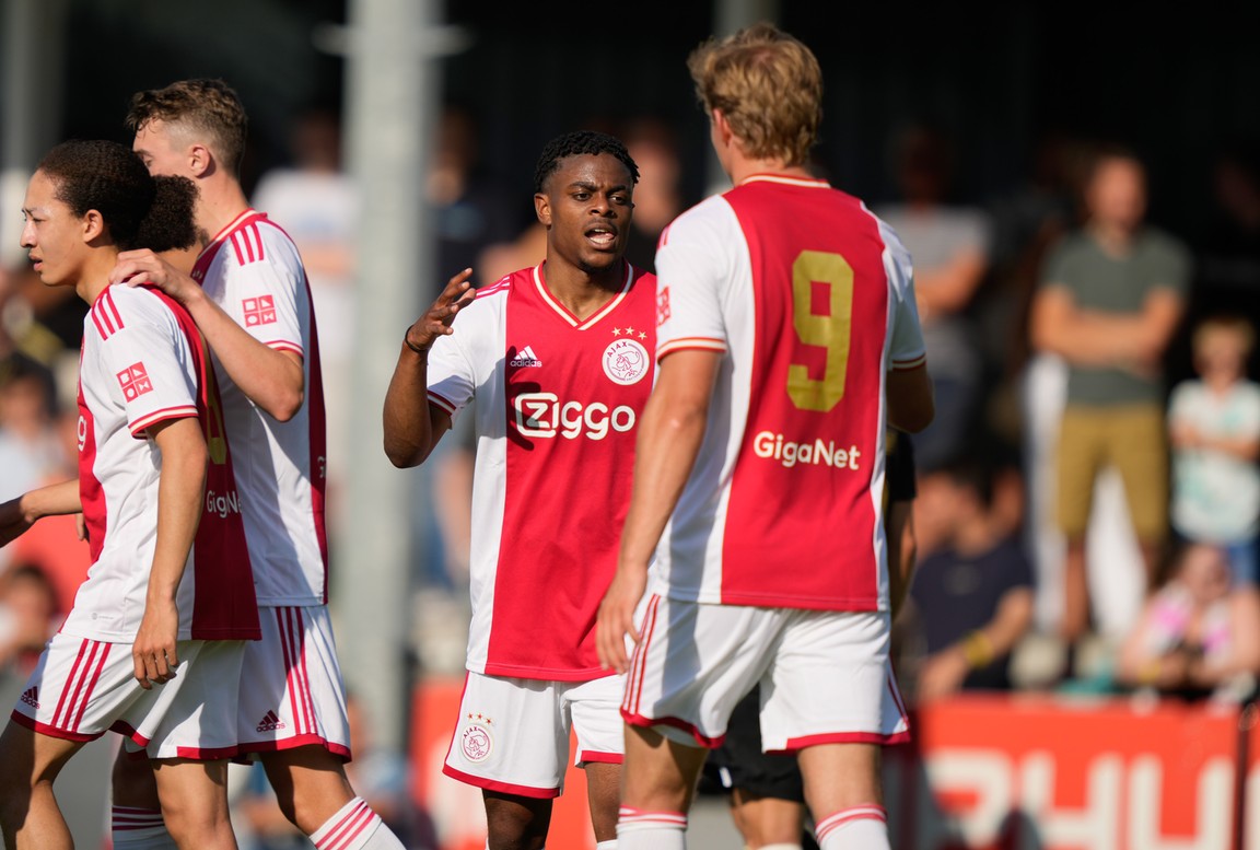 Ajax heeft genoeg aan sterke eerste helft bij officieus debuut Schreuder
