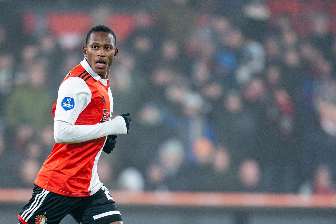 Kasanwirjo glundert na Feyenoord-debuut: 'Nu mag je je droom leven, geweldig'