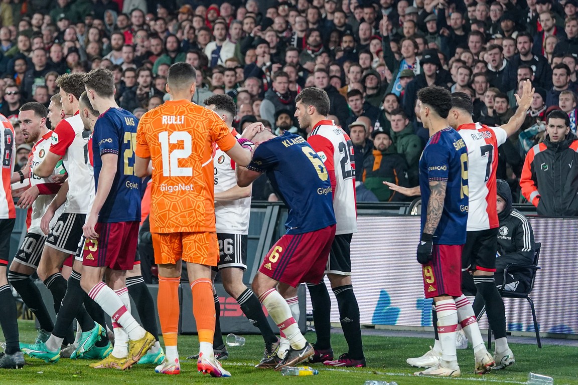 boekje niet verwant oneerlijk Ajax wint trieste Klassieker en treft PSV in bekerfinale - Voetbal  International