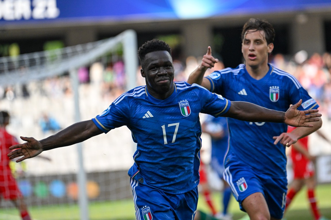 Gli italiani sfoggiano la loro arma segreta nell’importante vittoria del Campionato Europeo Giovanile – Voetbal International