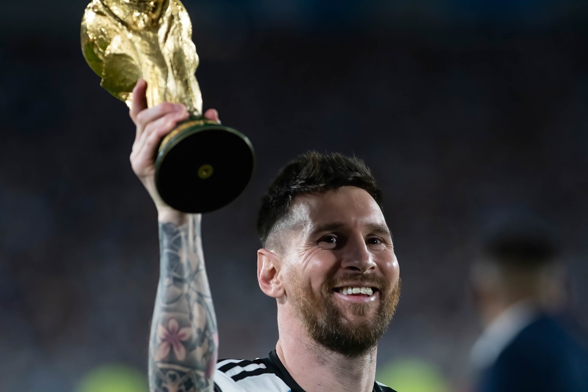 The final gold trophy is a potential decoration of the Messi – Vodball International presentation