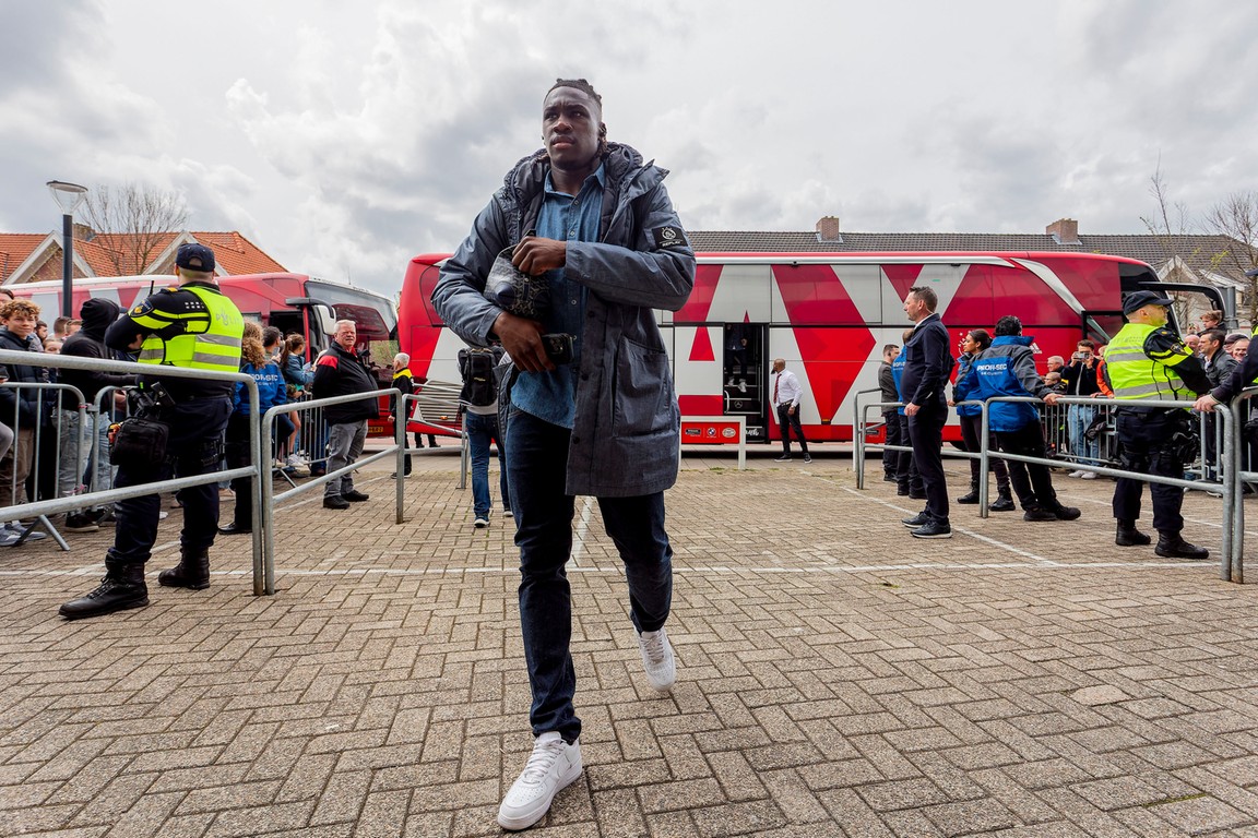Ajax lässt Bassey bis zum Transfer zu Fulham zu Hause – Voetbal International