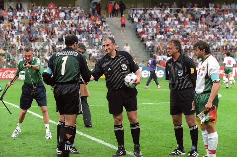 Mario van der Ende vlak voor de aftrap van Spanje-Bulgarije (6-1) op het WK 1998 met de aanvoerders Andoni Zubizarreta en Trifon Ivanov.