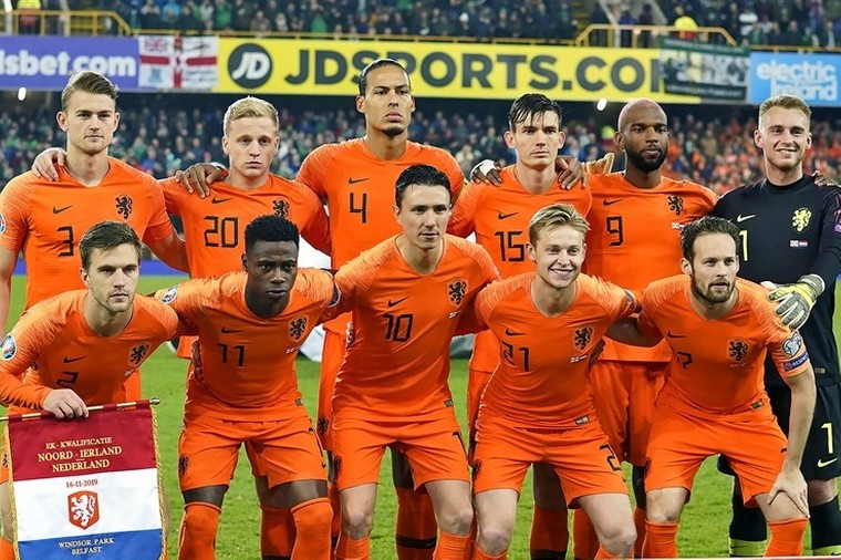 Spelers Nederlands elftal komen met aan - Voetbal International