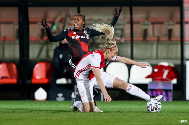 Donker worden Prestatie Amuseren Prachtige volley lichtpuntje op zware Champions League-avond Ajax Vrouwen -  Voetbal International